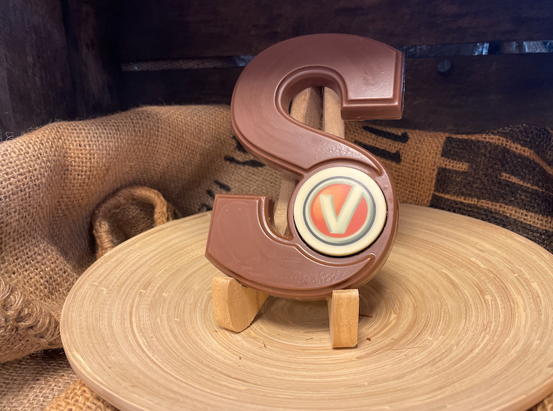 Chocoladeletter E met logo